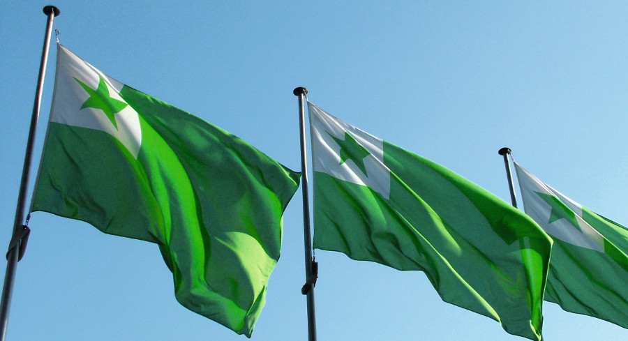 Drei wehende Fahnen mit der Flagge der Sprache Esperanto.